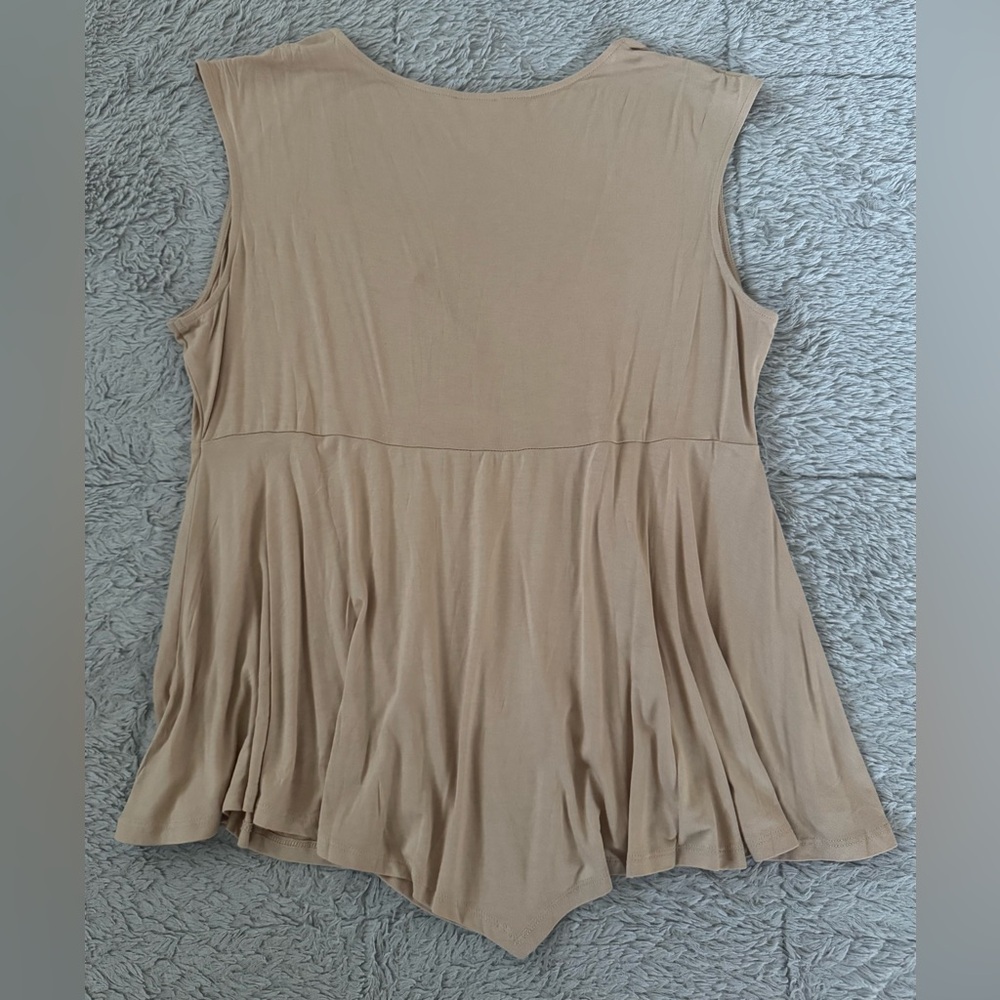 VENUS NWOT Creamy Tan Color V- Neck Sleeveless Pleated Babydoll Swing Style Top - Picture 4 of 11